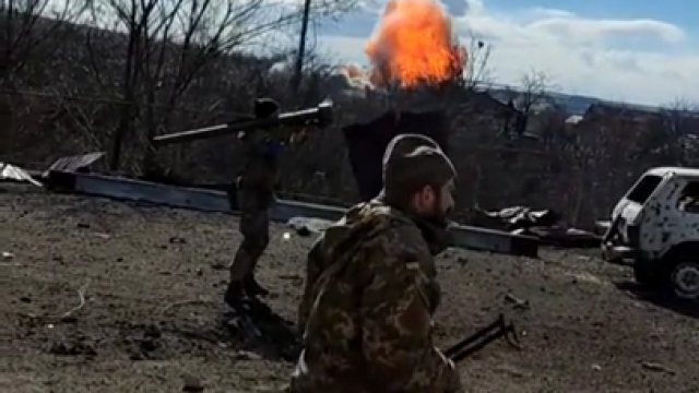 Ukraiński żołnierz strzelający z MANPAD