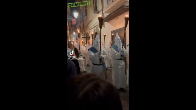 Postanowili Wielkanoc we Włoszech. Kobieta myślała, że trafili na obchody Ku Klux Klan