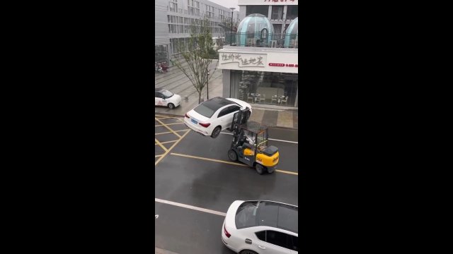 Źle zaparkowany samochód przetransportowany... wózkiem widłowym [WIDEO]