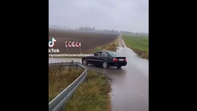 Koleś przesadził! BMW w rowie po nieudanym drifcie, wszystko się nagrało