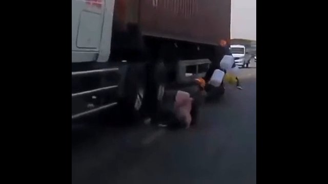 Matka ratuje dziecko przed potrąceniem przez ciężarówkę