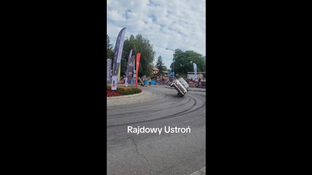 Polski Fiat 126p w akcji podczas rajdu. Mały ale wariat! [WIDEO]