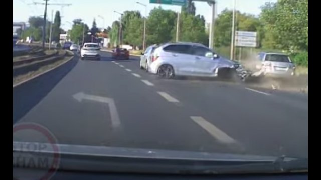 Nieudana szybka zmiana pasa. Najechał na auto stojące na prawym pasie [WIDEO]