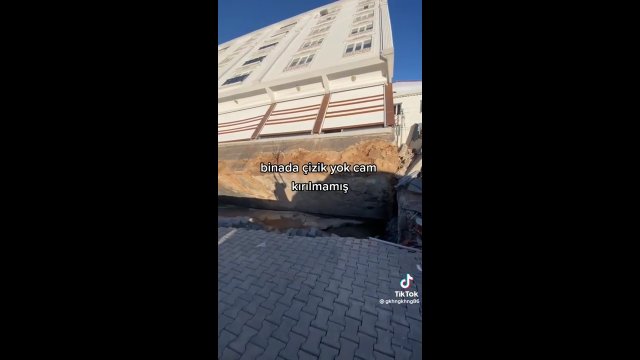Zawalony blok mieszkalny w Turcji pokazuje, jak płytkie były fundamenty