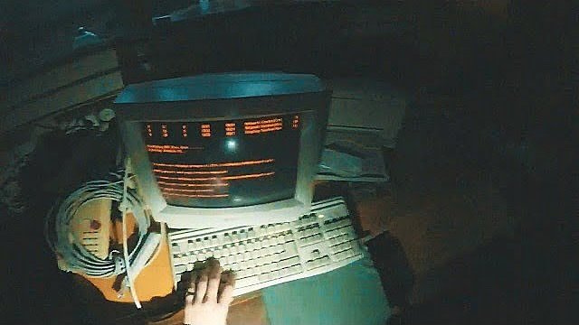 Gość odkrywa działający komputer w opuszczonym budynku ZSRR