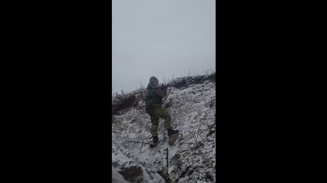 Rosyjski żołnierz prawie zabił kolegę strzelając z granatnika