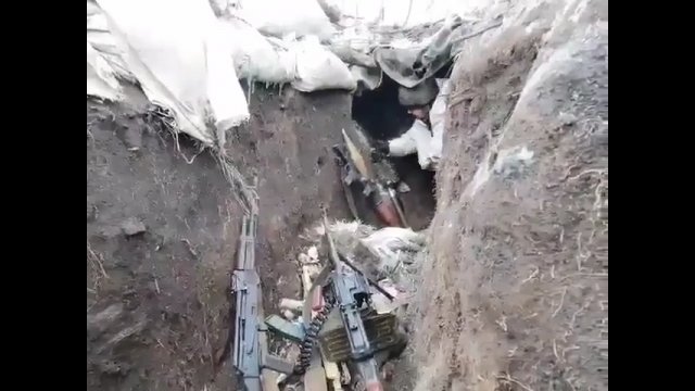 Armia rosyjska szturmuje okopy. Ukrainiec strzela do BMP z RPG-7.