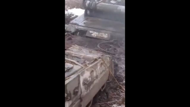 Siły ukraińskie wyciągają porzucone przez Rosjan czołgi T-80U, które ugrzęzły w błocie