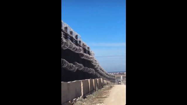 Tak wygląda mur na granicy Egiptu ze strefą Gazy [WIDEO]