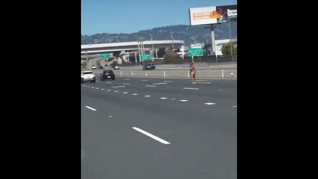 Biegała nago po autostradzie i strzelała w stronę samochodów. Pojawiło się szokujące nagranie