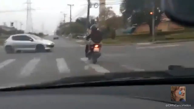 Motocyklista zignorował czerwone światło i zderzył się z samochodem