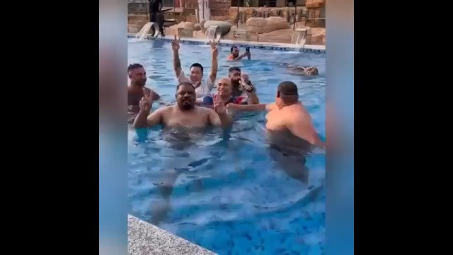 Biznesmen z Dubaju wpuścił tygrysa do basenu, aby zobaczyć reakcję swoich kumpli