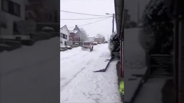 Pług śnieżny wjeżdża w samochód