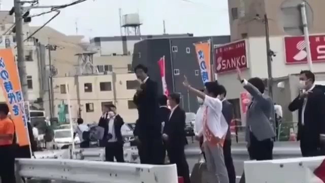 Zabójstwo Shinzo Abe. Ochroniarze próbowali blokować kule za pomocą "teczki"