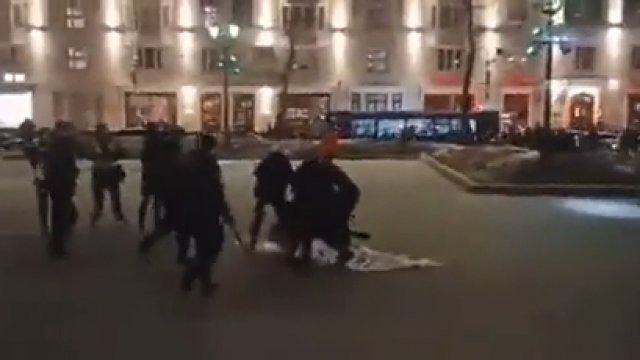 Dzielni policjanci w Rosji broniący swojej ojczyzny przed demokracją