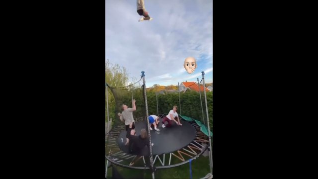 Chłopacy postanowili wystrzelić swojego kolegę za pomocą trampoliny