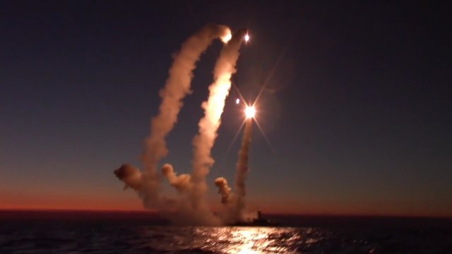 Rosyjski Project 21630 Buyan wystrzeliwujący 4 pociski manewrujące Kalibr-NK