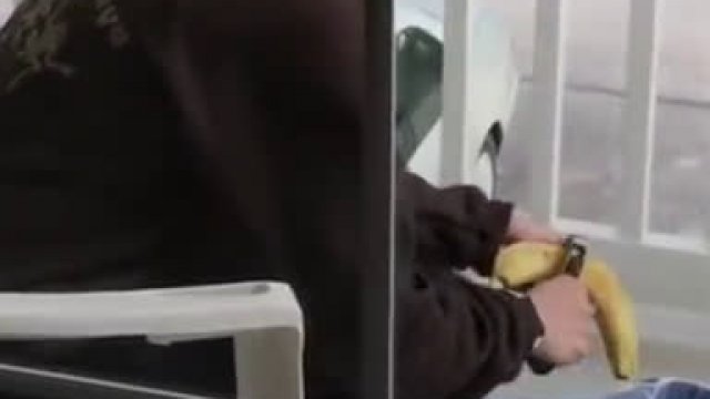 Blondynka obiera banana