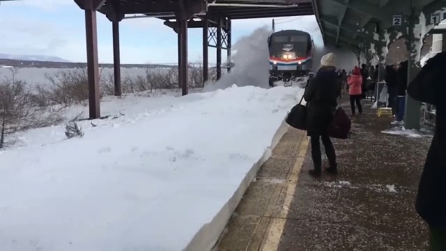 Gdy pociąg wjeżdża na zaśnieżony peron