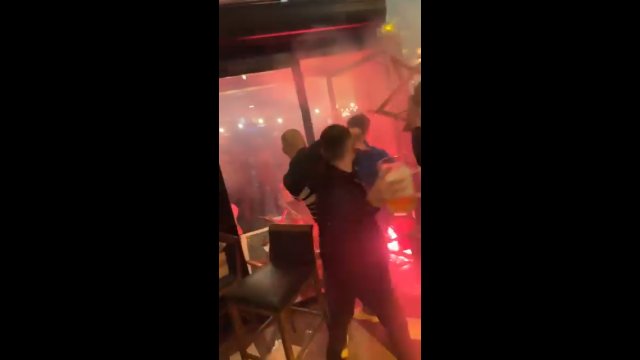 Pseudokibice PSG zaatakowali fanów Newcastle siedzących w barze