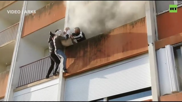 Imigranci ratują starszego mężczyznę z płonącego mieszkania