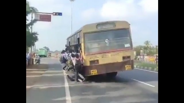 Uczeń wypadł z zatłoczonego autobusu. To cud, że nie został potrącony!