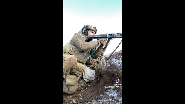 Ukraiński żołnierz strzelający z niemieckiego karabinu maszynowego MG3