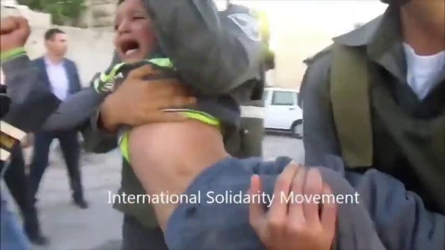 Izraelscy żołnierze aresztują Palestyńskiego chłopca