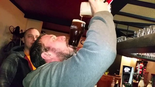 Efektowny barowy trik. Wypij piwo Guinnessa bez dotykania