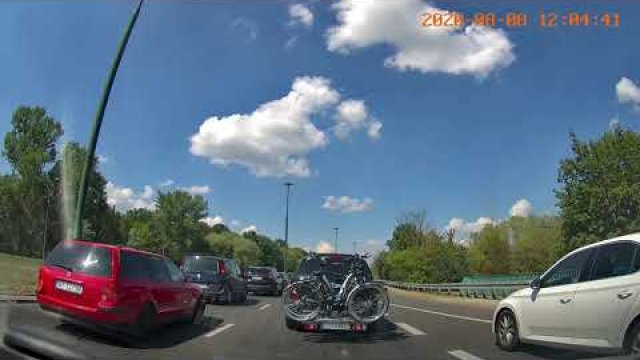 Kierowca BMW w Warszawie jedzie pasem wyłączonym z ruchu i spotyka go instant karma