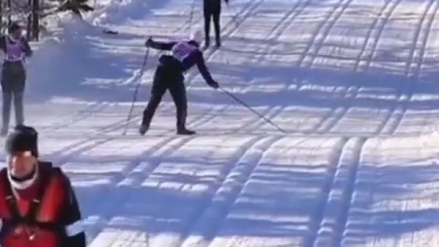 Amatorski narciarz przełajowy powoduje karambol