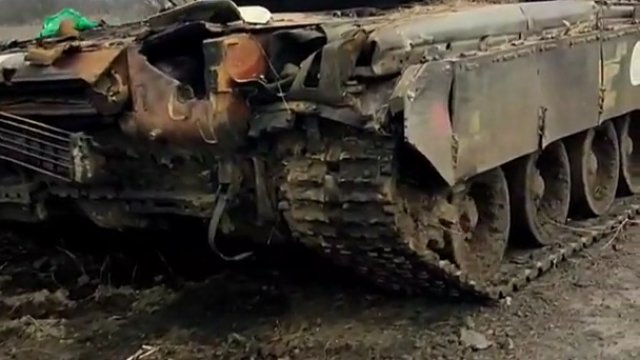 Zniszczone ukraińskie czołgi w pobliżu Mariupola.
