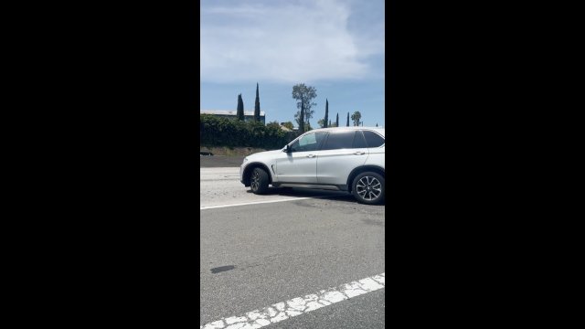Kierowca pomylił drogę. Postanowił zawrócić na jednej z najbardziej ruchliwych dróg w Los Angeles