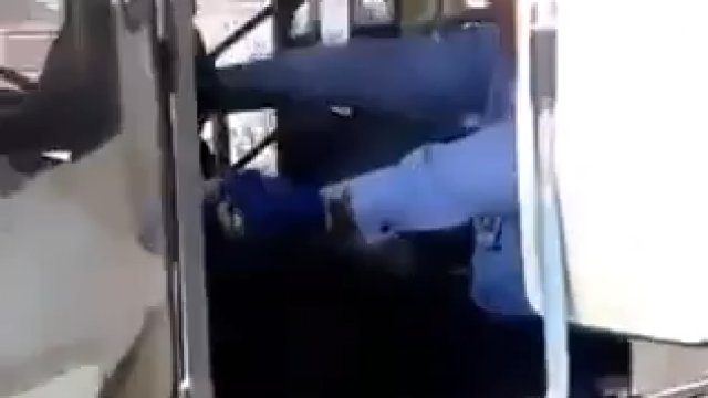 Koleś napluł na kierowcę autobusu i wybił szybę. Reakcja kierowcy zaskakuje