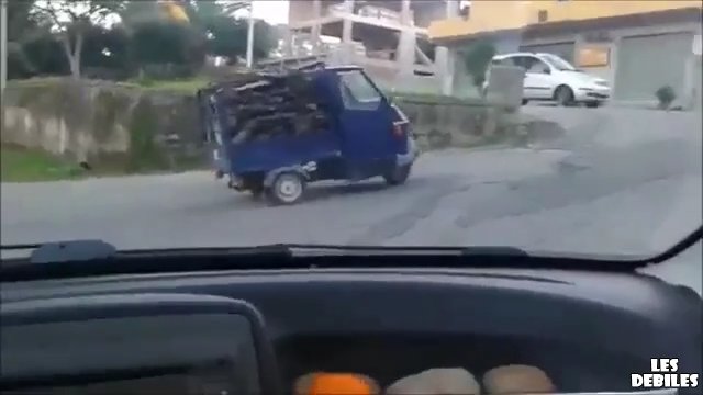 Mały samochód załadowany drewnem nie mógł podjechać pod górkę. Kierowca ambitnie walczył