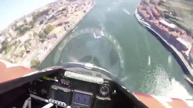Wyścigi Red Bull air race z wnętrza samolotu