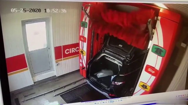 Kretyn myje bagażnik na myjni automatycznej