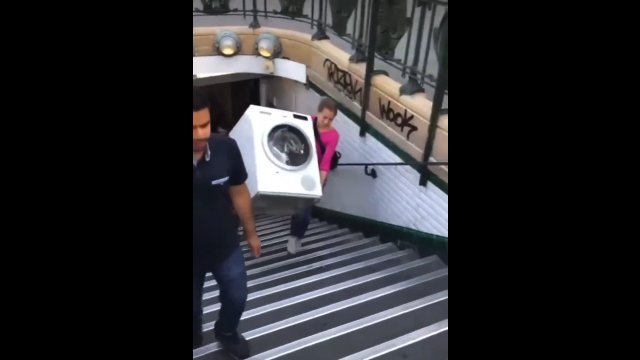 Feministki byłyby dumne. Kobieta sama wniosła pralkę po schodach [WIDEO]