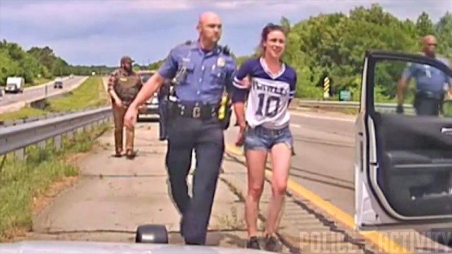 Naćpana dziewczyna próbuje uciec przed policją hamując przed radiowozem by uszkodzić samochód