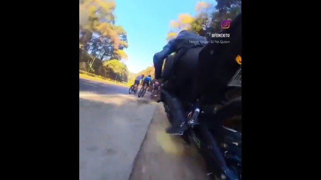 Wyprzedzał poboczem na motocyklu. To cud, że nikomu nie stała się krzywda [WIDEO]