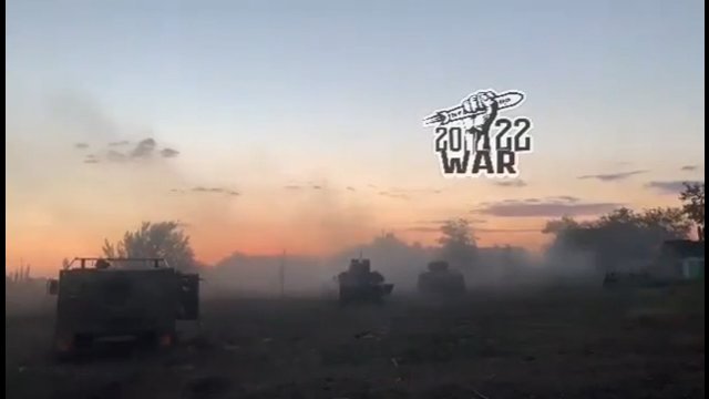 Ukraińskie pojazdy wojskowe szturmują wioskę zajętą ​​przez Rosjan