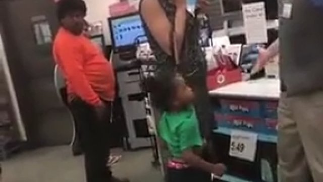 Ta matka pozwalała swojemu dziecku na zbyt dużo w sklepie