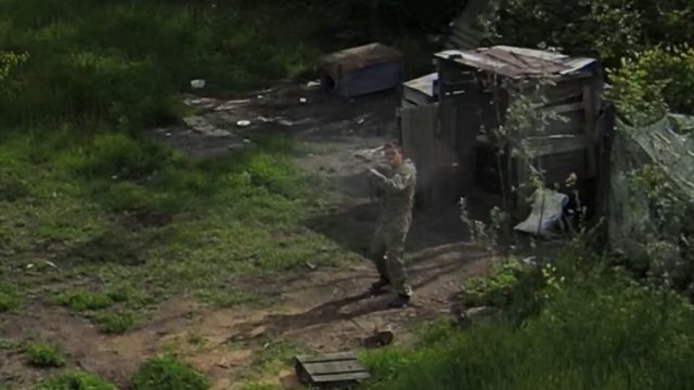 Rosyjscy żołnierze próbują strzelać i rzucać kamieniami w ukraińskiego drona