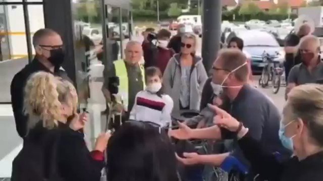 Francja. Policja blokuje wstęp do supermarketu ludziom bez paszportów Covid-19