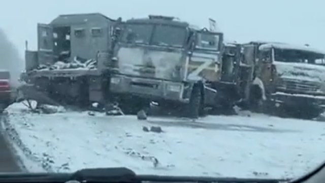 Zniszczona/porzucona kolumna rosyjska na drodze do Charkowa