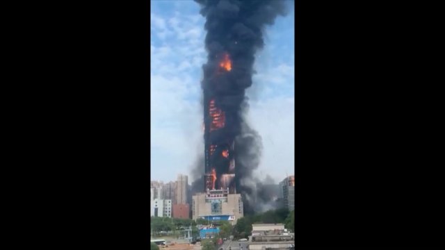 Pożar wieżowca w Chinach. Spłonął w 15 minut
