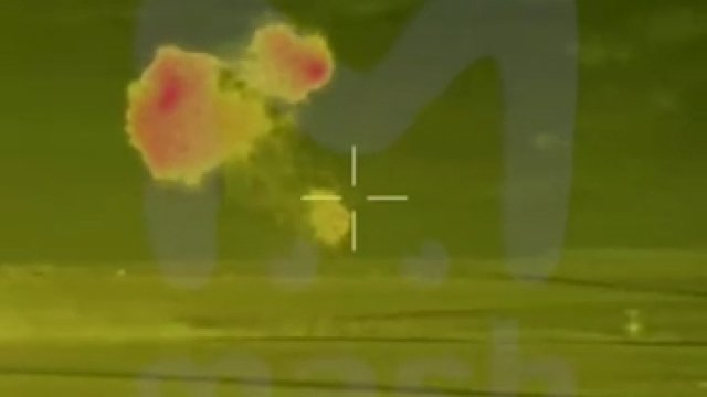Rosyjski pocisk uderzający w ukraiński samolot szturmowy Su-25