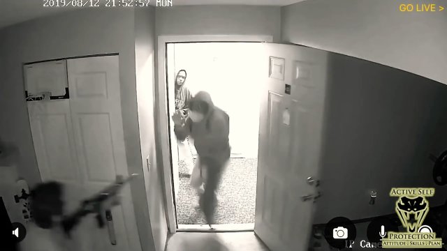Włamywacz kopnął drzwi wejściowe do domu. Tuż za nimi czekał właściciel z karabinkiem AR-15