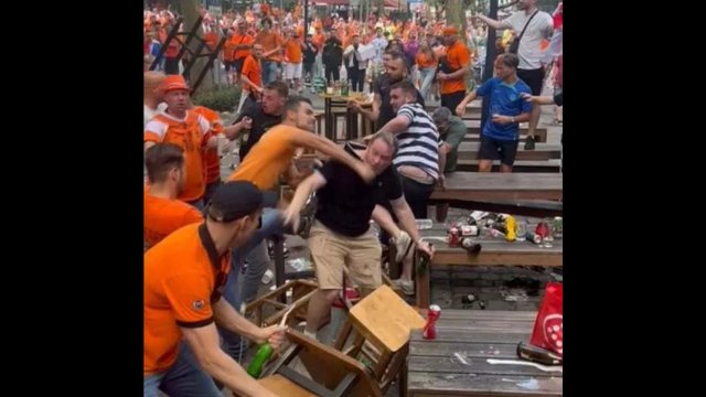 W ruch poszły krzesła! Holenderscy chuligani zaatakowali grupę angielskich kibiców [WIDEO]