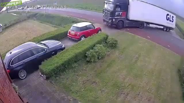 Zobaczył przez okno, że kierowca ciężarówki nie daje rady. Wziął sprawy w swoje ręce
